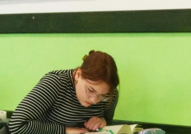 Trzeba się zastanowić bo tekst nie jest prosty. Uczestniczka konkursu prz pracy.